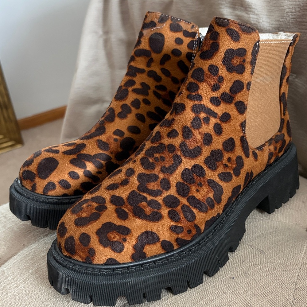 #99 Size 9 Cute Leopard Print Ankle Boots